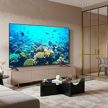 Der LG UHD AI ThinQ 4K UT73 Smart TV installiert in einem Wohnzimmer, zeigt hochauflösendes Bildmaterial.