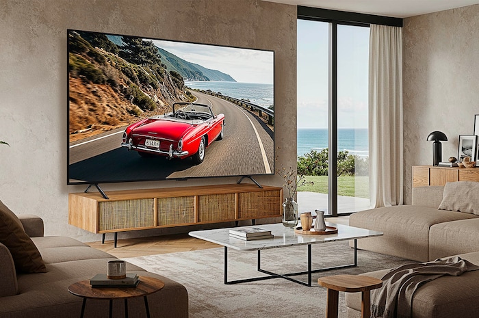 Der LG UHD AI ThinQ 4K UT91 Smart TV, installiert in einem modernen Wohnzimmer, zeigt ein helles und lebendiges Bild.