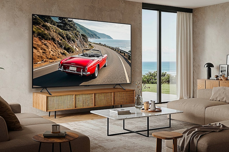 Der LG UHD AI ThinQ 4K UT91 Smart TV, installiert in einem modernen Wohnzimmer, zeigt ein helles und lebendiges Bild.