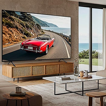 Der LG UHD AI ThinQ 4K UT91 Smart TV, installiert in einem modernen Wohnzimmer, zeigt ein helles und lebendiges Bild.