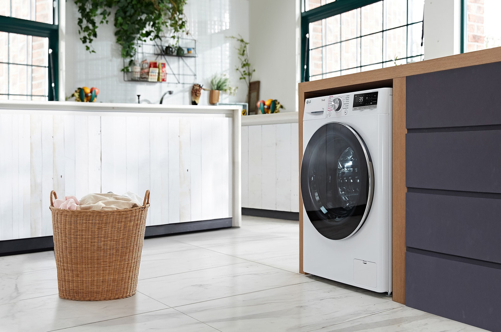 Die weiße LG 11 kg Waschmaschine F4WR7011 mit elegantem Design, installiert in einem modernen Waschraum, mit Energieeffizienzklasse A-10%.