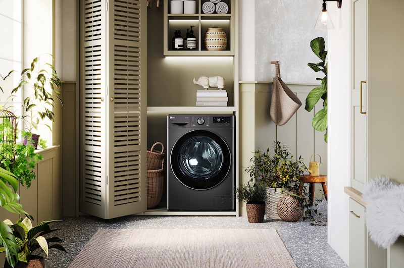 Die schwarze LG 11 kg Waschmaschine F4WR701YB mit ihrem Premium-Design, installiert in einem stilvollen, modernen Wäscheschrank, mit Energieeffizienzklasse A-10%.