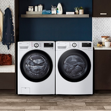 Der weiße LG Trockner RT18VT als Teil eines passenden Wasch-Sets, nebeneinander in einem modernen Waschraum installiert, mit Energieeffizienzklasse D.