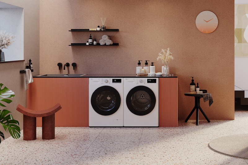 Der weiße LG 8 kg Trockner RT80V9C, als Paar neben einer passenden Waschmaschine in einem stilvollen, modernen Waschraum installiert, mit Energieeffizienzklasse C.