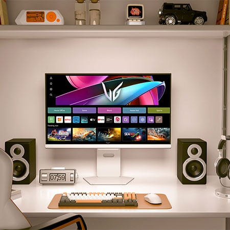 Auf einem modernen Schreibtisch zeigt der LG UltraGear Gaming Monitor 32-inch Apps und Streaming für All-in-One Entertainment