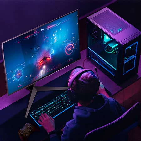 Gaming-Setup mit Desktop-PC, Spieler zockt ein futuristisches Rennspiel auf einem 27-Zoll-Monitor.