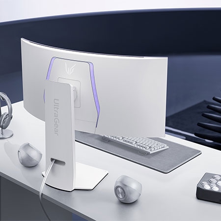 34-Zoll Curved Gaming Monitor in modernem Setup, bietet immersive Visuals und flüssige Performance.