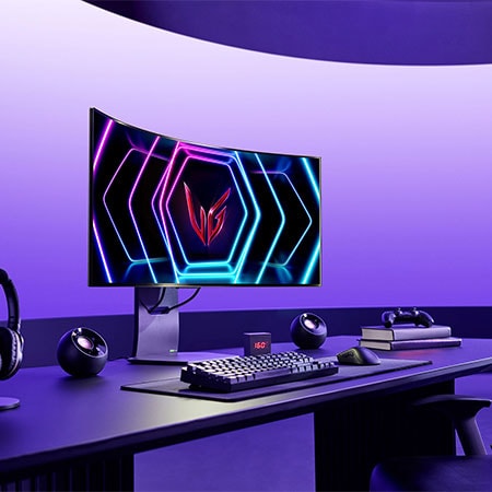 LG UltraGear 39-Zoll Curved Gaming Monitor in modernem Setup, bietet immersives Gameplay und weite Panoramaansicht.