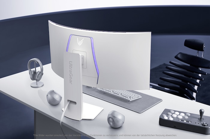 LG UltraGear 39-Zoll Curved Gaming Monitor in modernem Setup, bietet immersives Gameplay und weite Panoramaansicht.