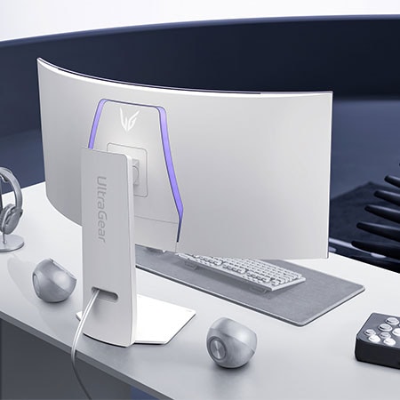 LG UltraGear 39-Zoll Curved Gaming Monitor in modernem Setup, bietet immersives Gameplay und weite Panoramaansicht.
