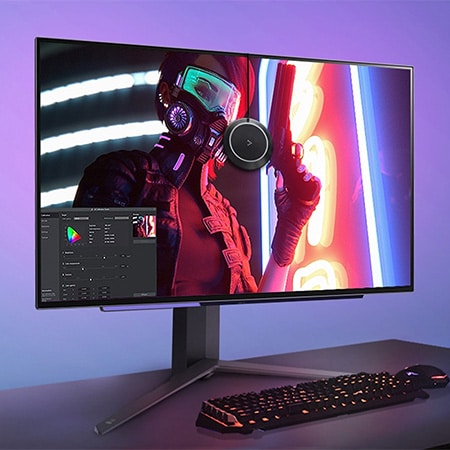 LG UltraGear Gaming-Monitor in einem Desktop-Setup mit lebendigen Grafiken, optimiert für immersives Spielen und kreative Workflows.