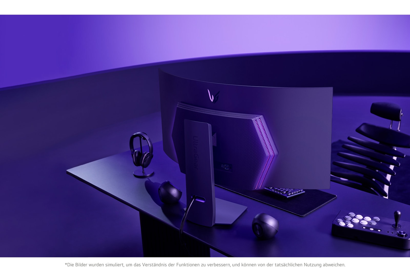 LG UltraGear 45-Zoll Curved Gaming-Monitor in einem Gaming-Setup mit Umgebungsbeleuchtung.