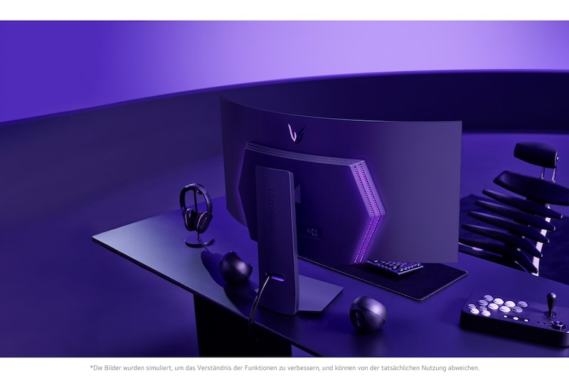 LG UltraGear 45-Zoll Curved Gaming-Monitor in einem Gaming-Setup mit Umgebungsbeleuchtung.