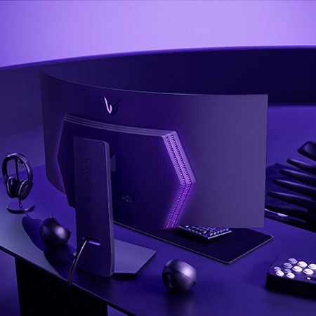 LG UltraGear 45-Zoll Curved Gaming-Monitor in einem Gaming-Setup mit Umgebungsbeleuchtung.