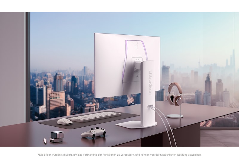 Weißer LG UltraGear 32-Zoll Gaming-Monitor auf modernem Schreibtisch mit Stadtblick, kombiniert mit Gaming- und Arbeitszubehör.