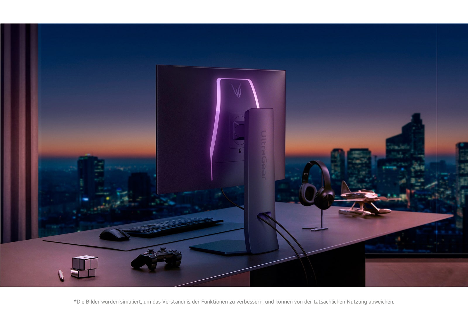 Weißer LG UltraGear 32-Zoll Gaming-Monitor auf modernem Schreibtisch mit Stadtblick, kombiniert mit Gaming- und Arbeitszubehör.