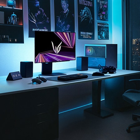 Der 27GX790A-B UltraGear-Monitor im modernen Gaming-Setup, der ein immersives und schlierenfreies QHD OLED-Erlebnis bietet.