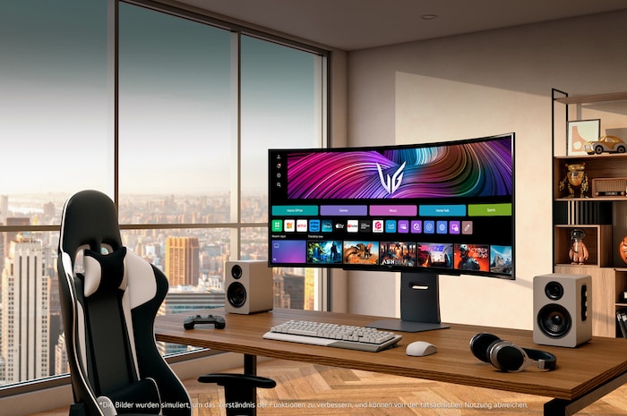LG UltraGear 45-Zoll OLED Gaming-Monitor auf modernem Schreibtisch mit Gaming-Zubehör und Stadtblick im Hintergrund.