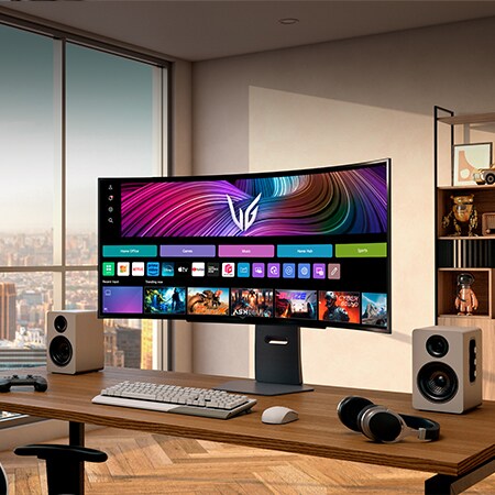 LG UltraGear 45-Zoll OLED Gaming-Monitor auf modernem Schreibtisch mit Gaming-Zubehör und Stadtblick im Hintergrund.