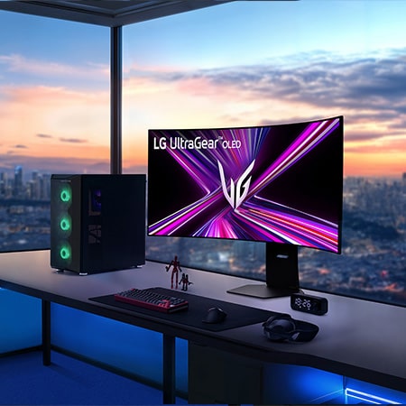 LG UltraGear 45-Zoll OLED Gaming-Monitor auf modernem Schreibtisch mit Gaming-Zubehör und Stadtblick im Hintergrund.