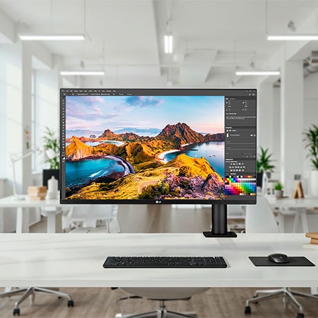 LG UltraFine 32-Zoll UHD 4K Monitor auf ergonomischem Armstand in modernem Arbeitsbereich, kombiniert hochwertiges Design mit Komfort für kreative Bearbeitung, Multitasking und effiziente professionelle Nutzung.