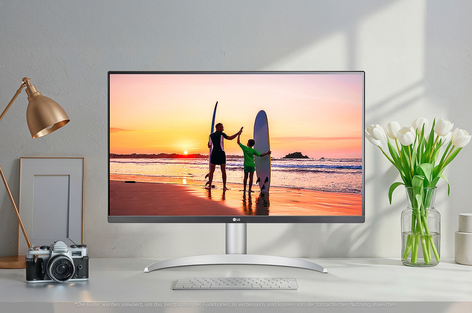 LG UltraFine 27-Zoll UHD 4K Monitor auf modernem Schreibtisch, harmonisch integriert in Home- und Office-Umgebungen.