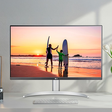 LG UltraFine 27-Zoll UHD 4K Monitor auf modernem Schreibtisch, harmonisch integriert in Home- und Office-Umgebungen.