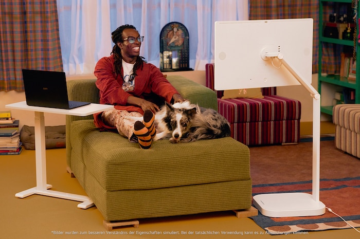 LG UltraFine 32U889SA-W Monitor zu Hause, flexibel einsetzbar im Wohnzimmer-Setup für Entertainment und komfortables Arbeiten im Alltag.