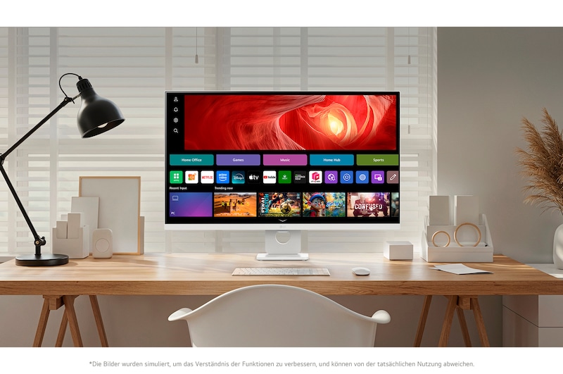 32-Zoll Smart Monitor in modernem Home Office mit webOS-Interface zeigt Streaming-Apps und Produktivitäts-Tools für vielseitige Work-Entertainment-Balance.
