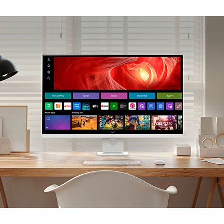 32-Zoll Smart Monitor in modernem Home Office mit webOS-Interface zeigt Streaming-Apps und Produktivitäts-Tools für vielseitige Work-Entertainment-Balance.