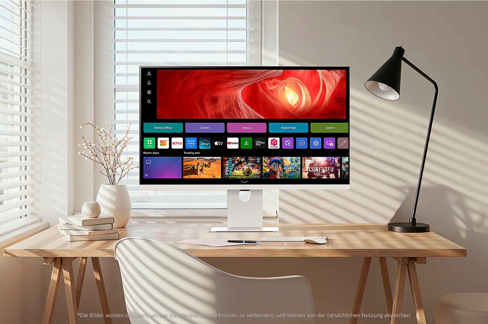 37-Zoll Smart Monitor in modernem Home Office mit webOS-Interface zeigt Streaming-Apps und Produktivitäts-Tools für vielseitige Work-Entertainment-Balance.