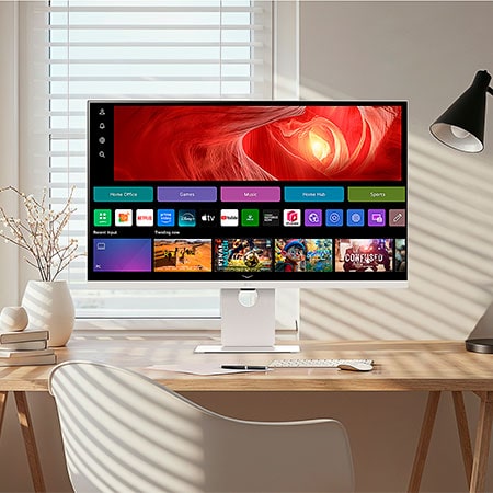 37-Zoll Smart Monitor in modernem Home Office mit webOS-Interface zeigt Streaming-Apps und Produktivitäts-Tools für vielseitige Work-Entertainment-Balance.