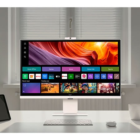 32-Zoll Smart Monitor im modernen Arbeitsplatz mit webOS-Interface zeigt Produktivitäts- und Entertainment-Apps für vielseitige Work-Life-Integration und nahtloses Multitasking.