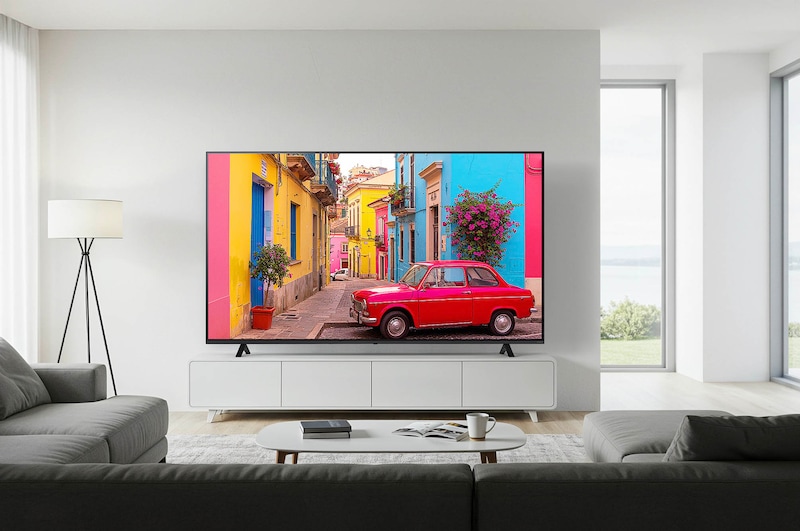 Der LG NanoCell AI NANO82 4K Smart TV 2024, installiert in einem Wohnzimmer, zeigt Inhalte mit präziser Farbwiedergabe und hohem Kontrast.