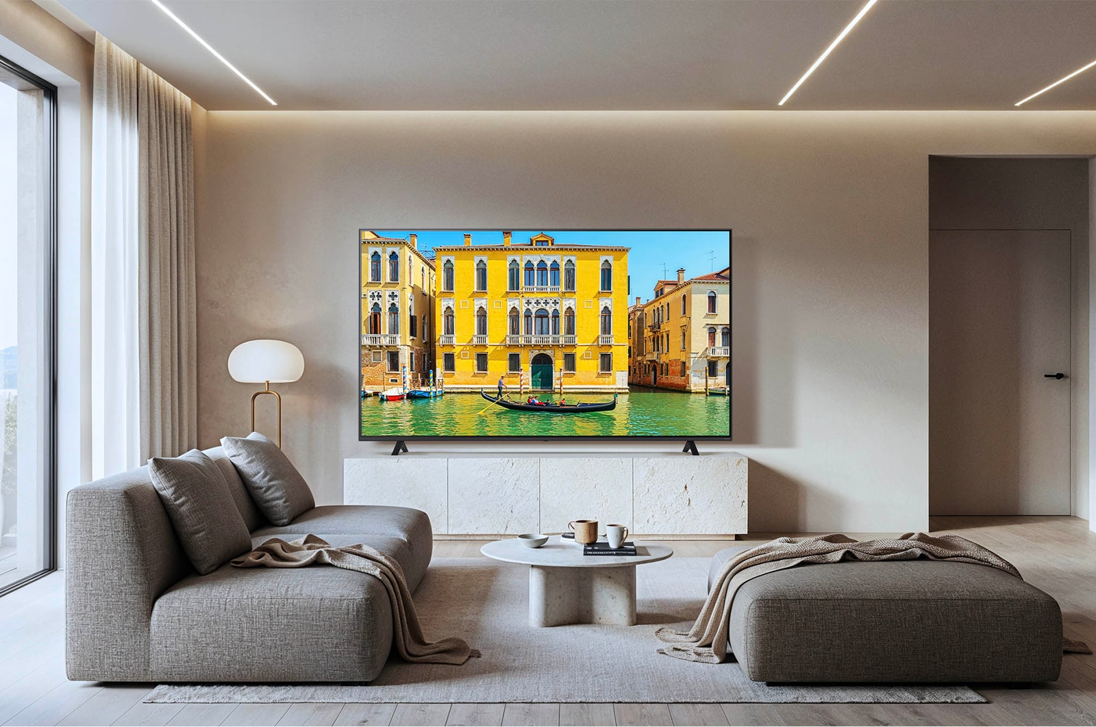 Der LG NanoCell AI NANO81 4K Smart TV, installiert in einem Wohnzimmer, verfügt über True Color Accuracy für präzise Farbwiedergabe und hohen Kontrast.