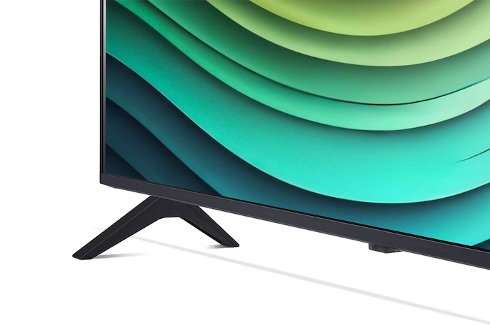 Detailansicht des Standfußes und unteren Rahmens des LG NanoCell AI NANO81 4K Smart TVs mit abstraktem grünem Muster auf dem Bildschirm.