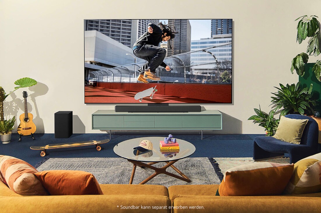 LG OLED evo AI C4 4K Smart TV in einer modernen Wohnzimmer-Lifestyle-Szene, zeigt einen Skateboarder in urbaner Umgebung auf dem Bildschirm