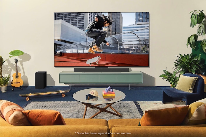 LG OLED evo AI C4 4K Smart TV in einer modernen Wohnzimmer-Lifestyle-Szene, zeigt einen Skateboarder in urbaner Umgebung auf dem Bildschirm