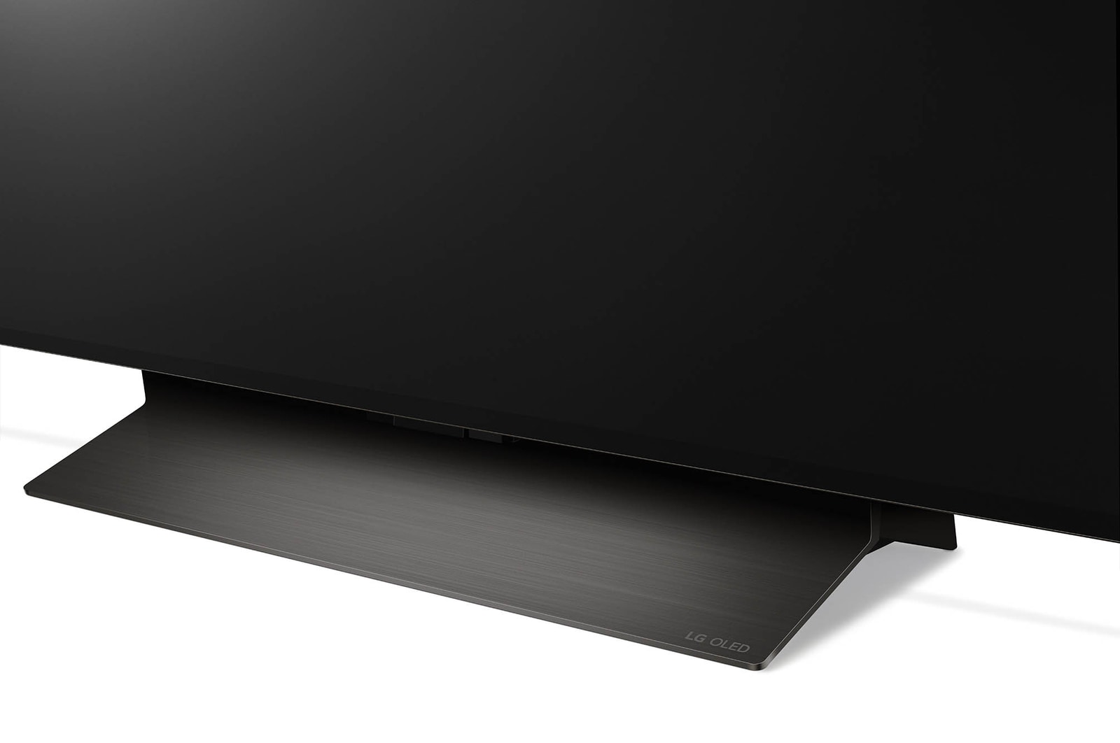 Nahaufnahme des Standfußes des LG OLED evo AI C4 4K Smart TV in metallischer Ausführung