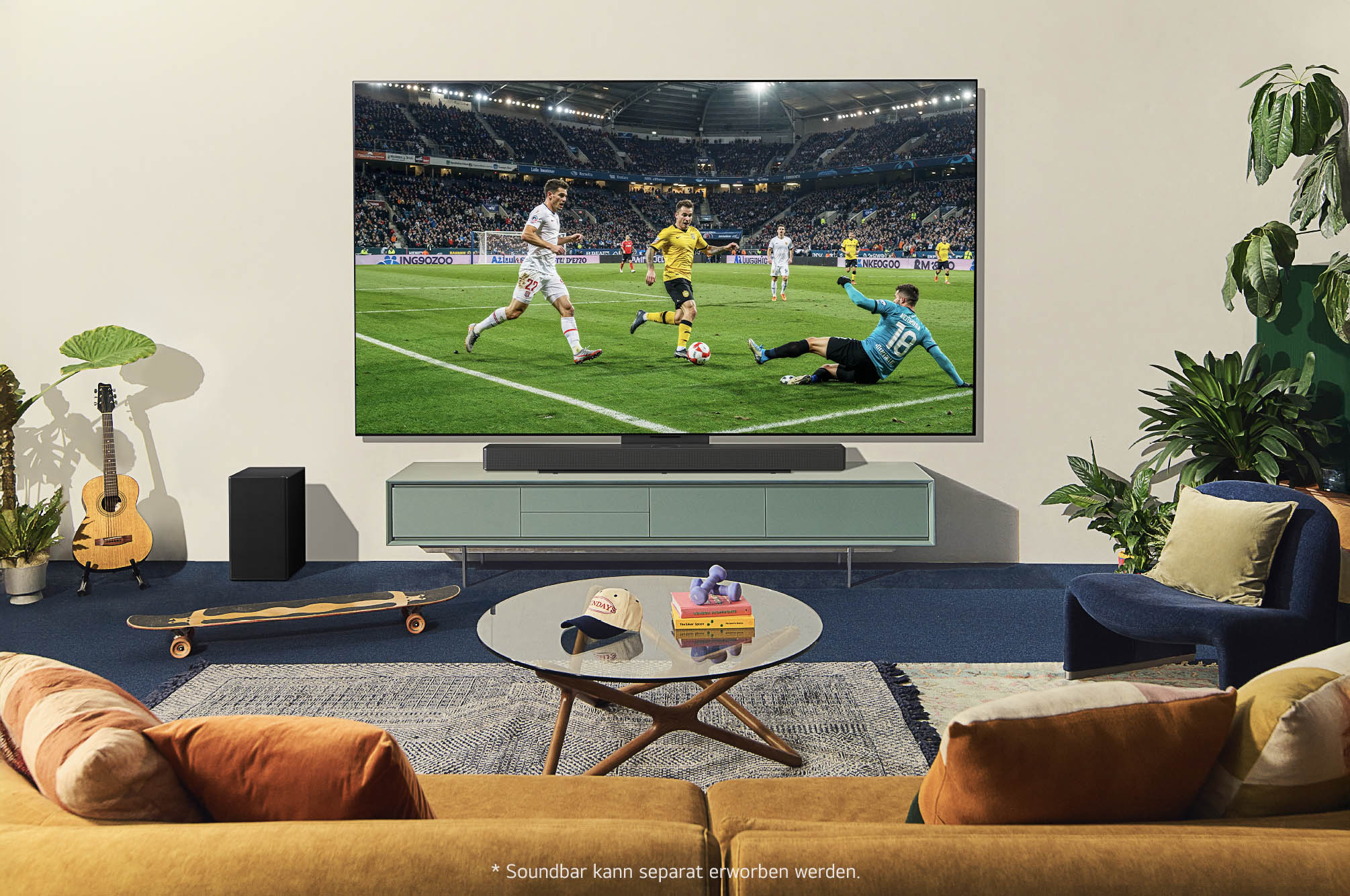 LG OLED evo AI C4 4K Smart TV in einer modernen Wohnzimmer-Lifestyle-Szene, zeigt ein spannendes Fußballspiel auf dem Bildschirm mit Soundbar