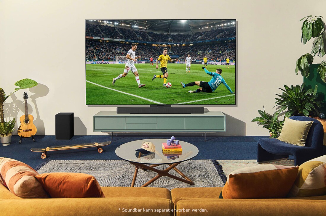 LG OLED evo AI C4 4K Smart TV in einer modernen Wohnzimmer-Lifestyle-Szene, zeigt ein spannendes Fußballspiel auf dem Bildschirm mit Soundbar