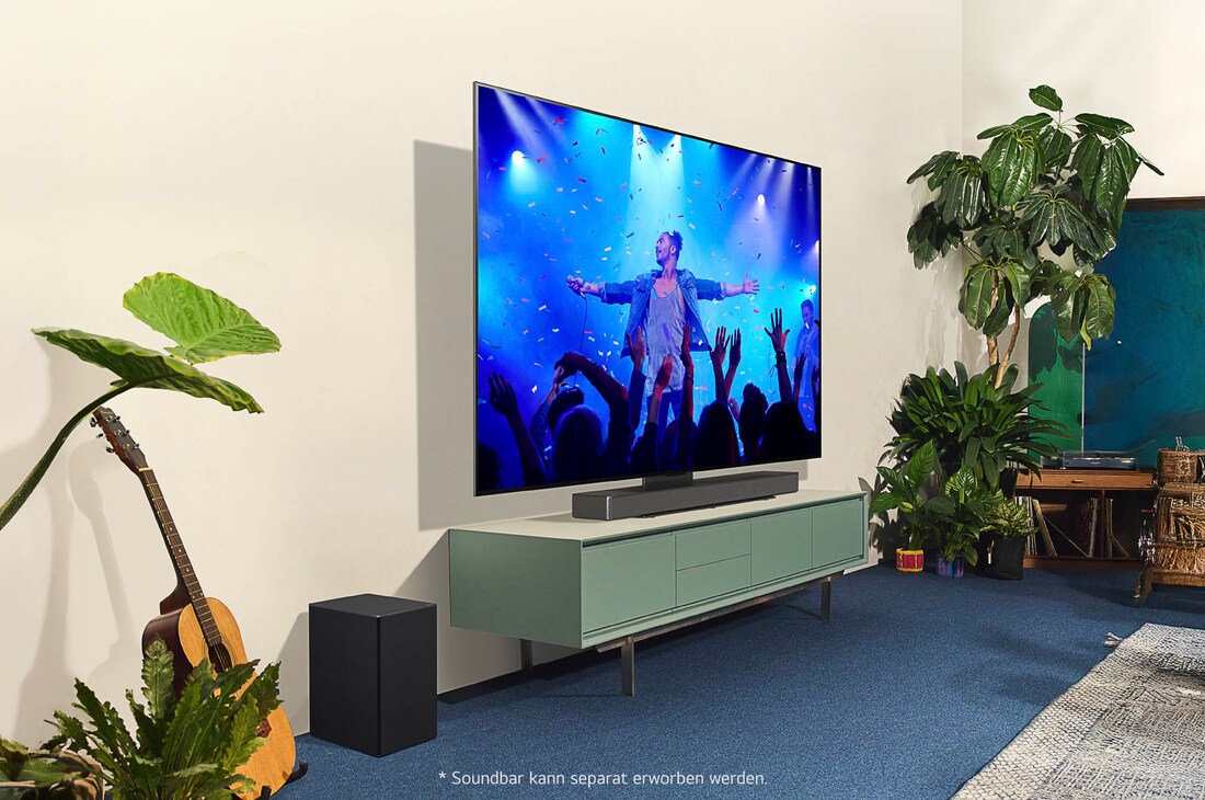 LG OLED evo AI C4 4K Smart TV mit Soundbar in einer stilvollen Wohnzimmer-Lifestyle-Szene, zeigt ein Live-Konzert auf dem Bildschirm