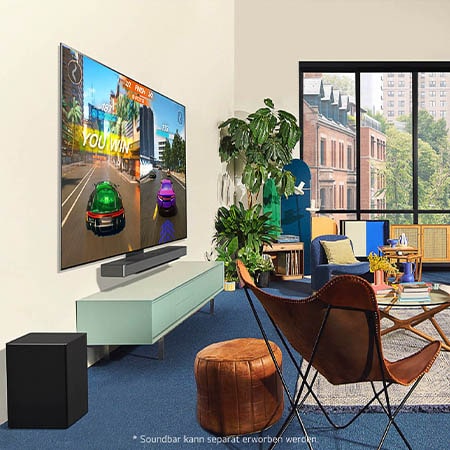 LG OLED evo AI C4 4K Smart TV mit Autorennspiel auf dem Bildschirm in einer stilvollen Wohnzimmer-Lifestyle-Szene mit großen Fenstern