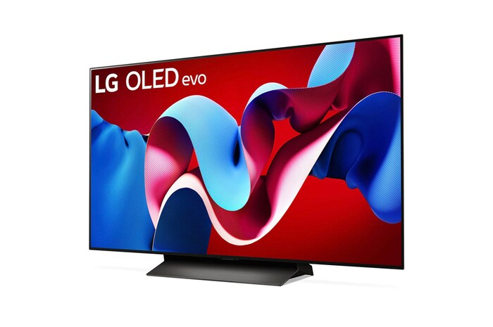 Schrägansicht von links auf den LG OLED evo AI C4 4K Smart TV mit brillanter Bilddarstellung und webOS-Branding