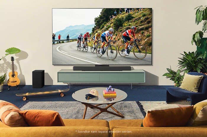 LG OLED evo AI C4 4K Smart TV zeigt ein Radrennen in einer modernen Wohnzimmer-Lifestyle-Szene