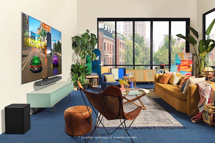 LG OLED evo AI C4 4K Smart TV mit Autorennspiel auf dem Bildschirm in einer stilvollen Wohnzimmer-Lifestyle-Szene mit großen Fenstern