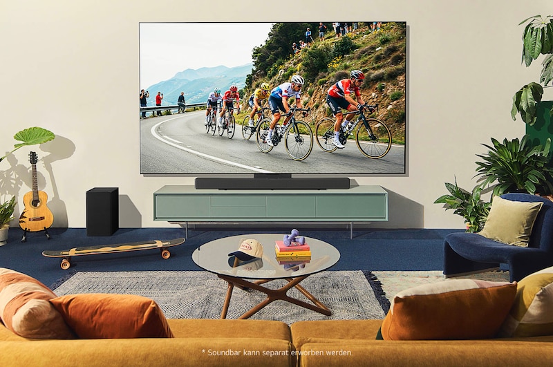 LG OLED evo AI C4 4K Smart TV zeigt ein Radrennen in einer modernen Wohnzimmer-Lifestyle-Szene