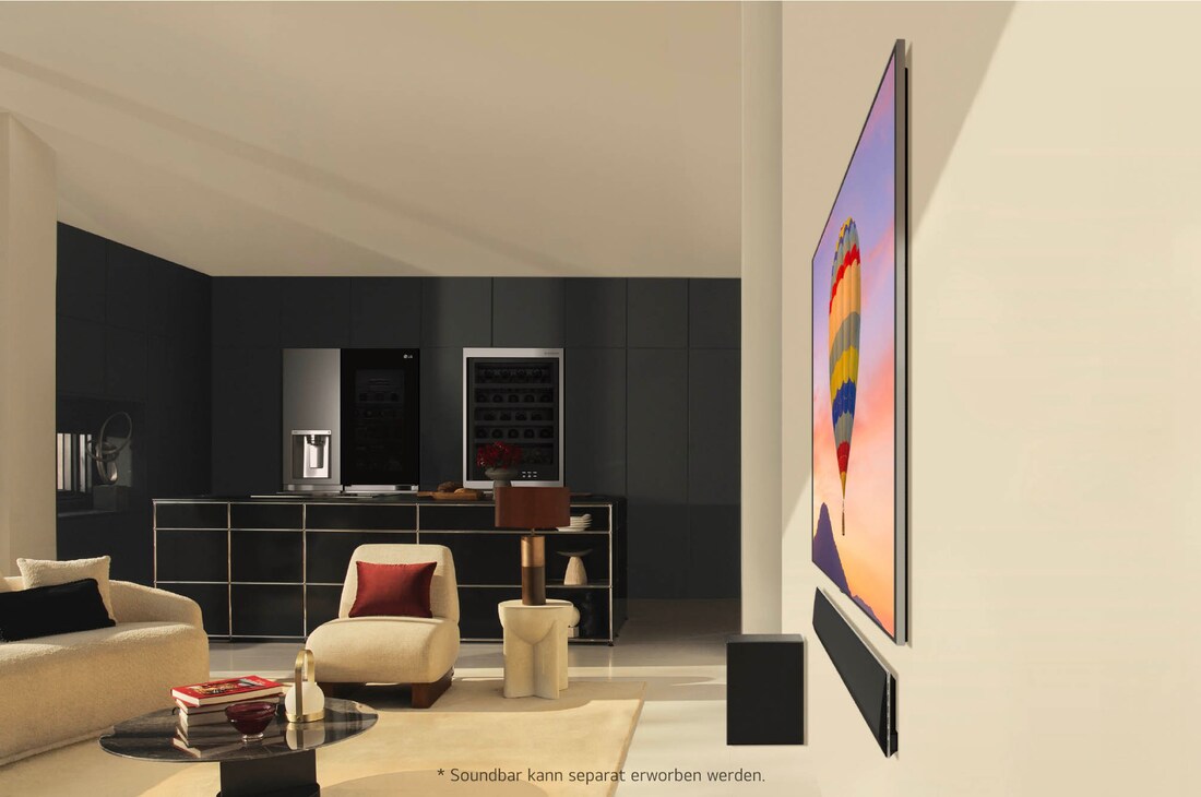 Seitenansicht des wandmontierten LG OLED evo AI G4 4K Smart TV mit Kücheninterieur im Hintergrund.