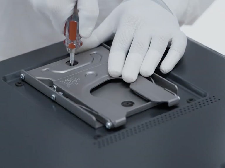 Installationsvideo zur Wandmontage des LG OLED evo AI G4 4K Smart TV Fernsehers mit der mitgelieferten Halterung.