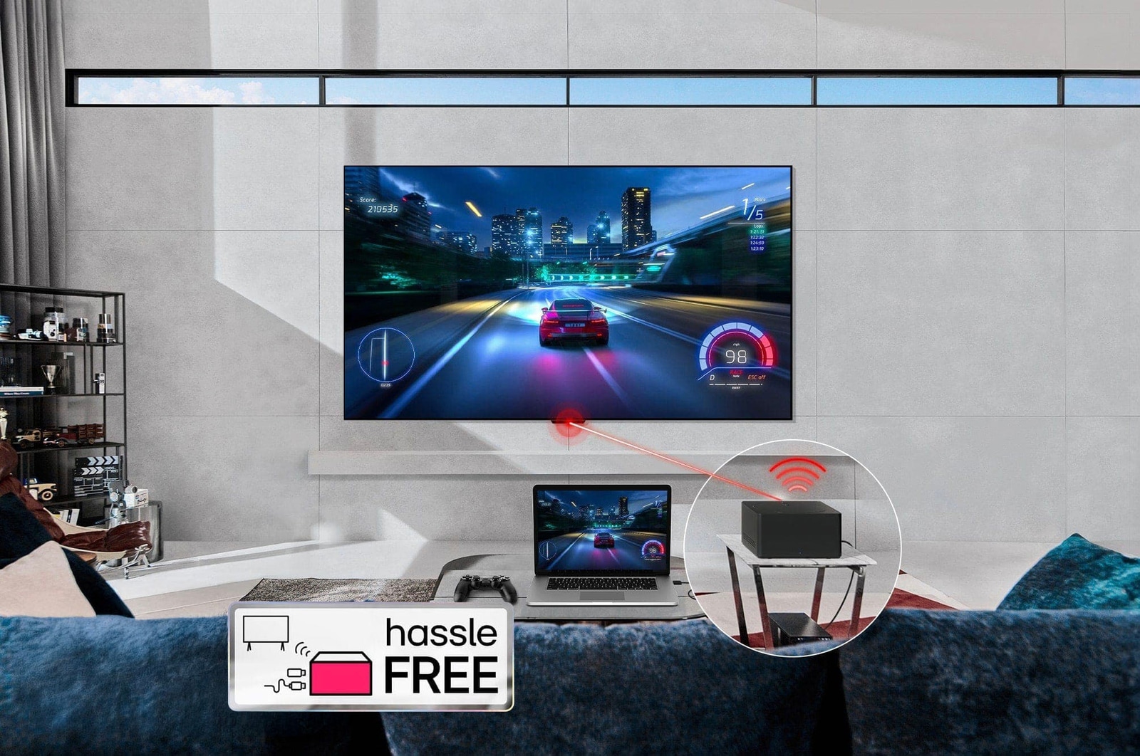 Zero Connect Box auf Beistelltisch, überträgt kabellos ein Rennspiel vom Laptop auf den LG Signature OLED M4 True Wireless TV Fernseher.